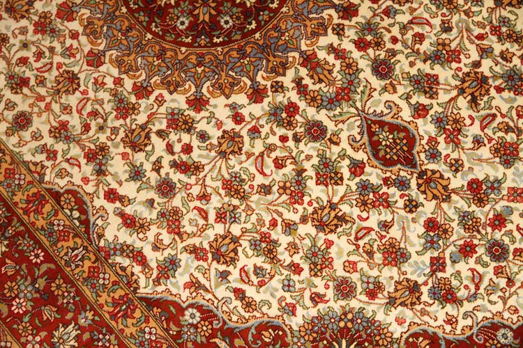 イラン製ペルシャ絨毯クムシルクのセンターラグ60026、ハンドメイドシルクカーペットサイズ：153x97 CM (フサ含まず）