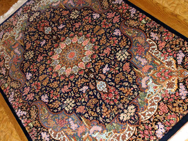 ペルシャ絨毯クムシルクのセンターラグ、メダリオンデザイン60028、サイズ：147x100 CM (フサを含まず）