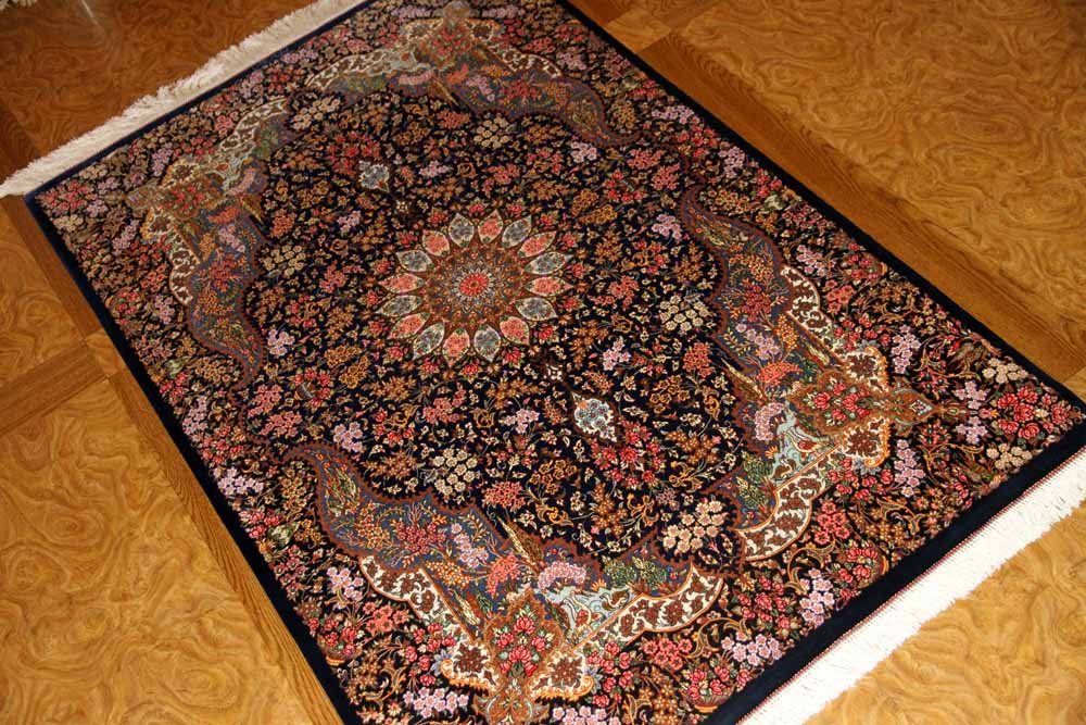 ペルシャ絨毯クムシルクのセンターラグ、メダリオンデザイン60028、サイズ：147x100 CM (フサを含まず）