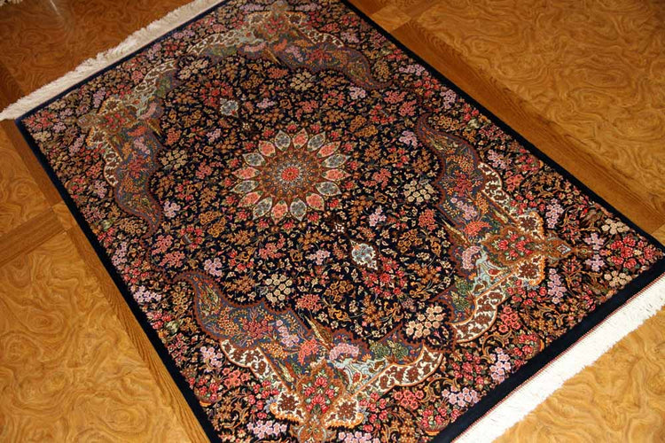 ペルシャ絨毯クムシルクのセンターラグ、メダリオンデザイン60028、サイズ：147x100 CM (フサを含まず）