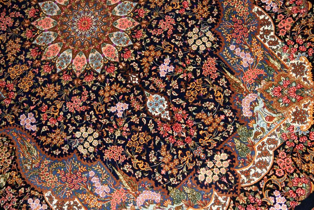 ペルシャ絨毯クムシルクのセンターラグ、メダリオンデザイン60028、サイズ：147x100 CM (フサを含まず）