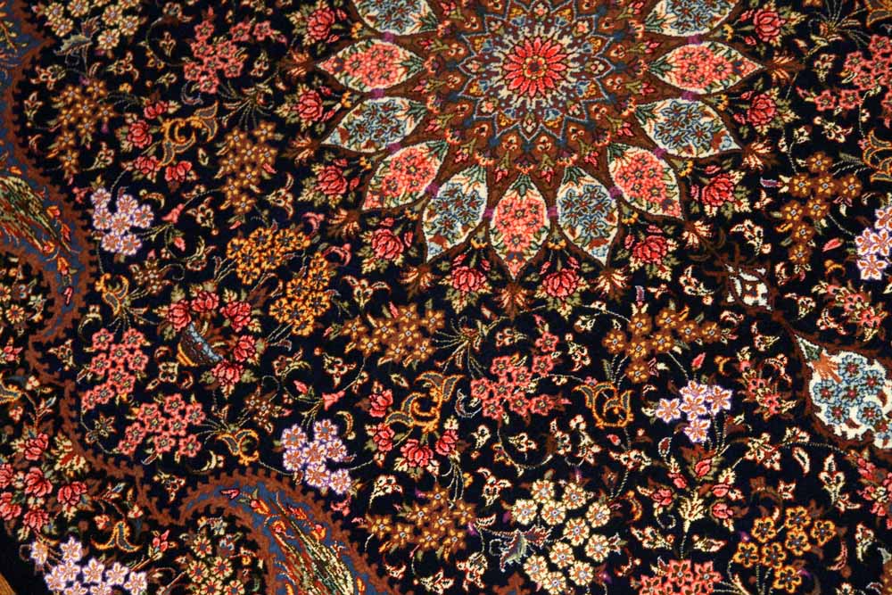 ペルシャ絨毯クムシルクのセンターラグ、メダリオンデザイン60028、サイズ：147x100 CM (フサを含まず）