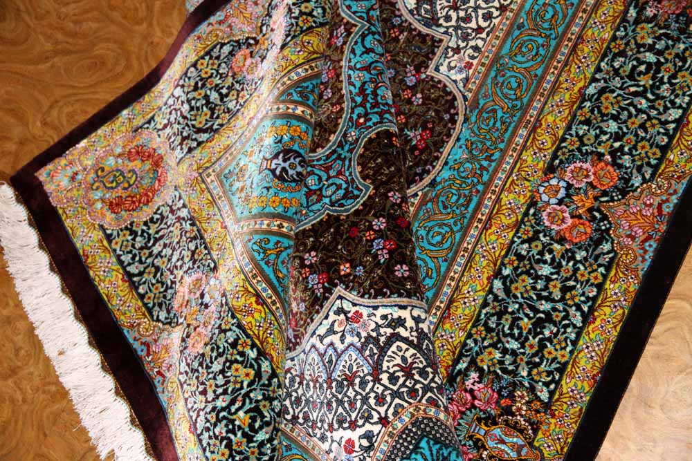 シルクのペルシャラグ高品質手織りイラン製絨毯60008、サイズ：195x134 CM (フサ含まず）
