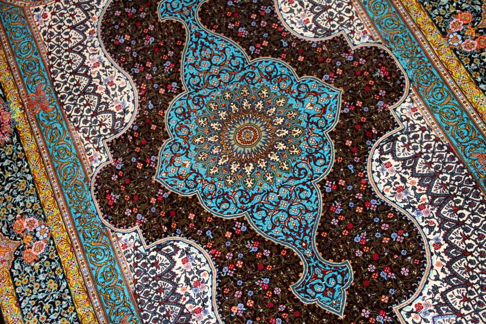 シルクのペルシャラグ高品質手織りイラン製絨毯60008、サイズ：195x134 CM (フサ含まず）