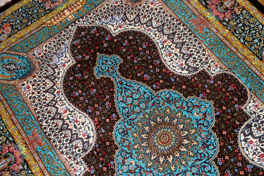 シルクのペルシャラグ高品質手織りイラン製絨毯60008、サイズ：195x134 CM (フサ含まず）