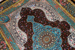 シルクのペルシャラグ高品質手織りイラン製絨毯60008、サイズ：195x134 CM (フサ含まず）