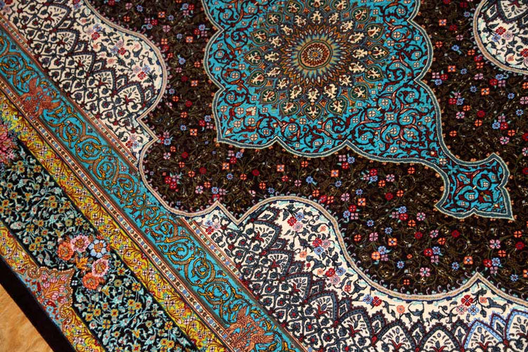 シルクのペルシャラグ高品質手織りイラン製絨毯60008、サイズ：195x134 CM (フサ含まず）