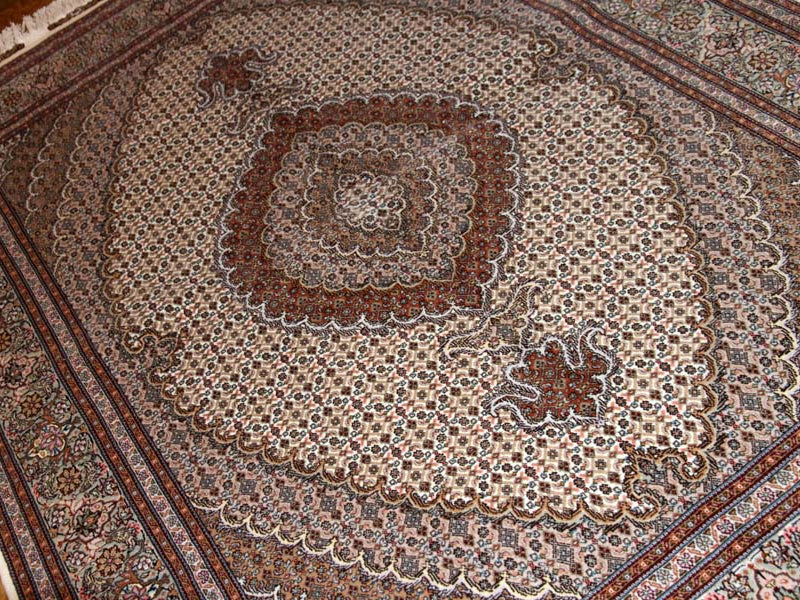 イラン輸入高級手織りペルシャタブリーズマヒ57056、KAMALOLMOLK工房、サイズ：208x154ｃｍ（フサ含まず）