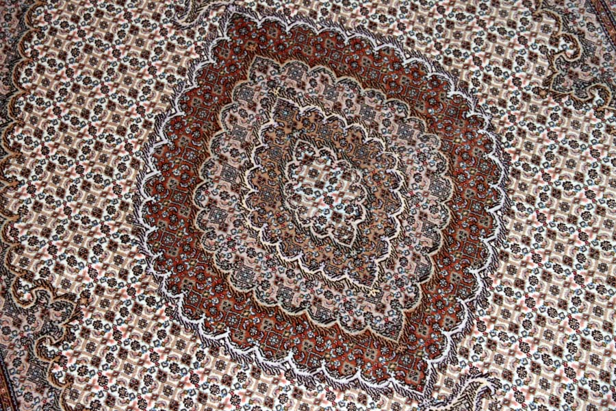 イラン輸入高級手織りペルシャタブリーズマヒ57056、KAMALOLMOLK工房、サイズ：208x154ｃｍ（フサ含まず）