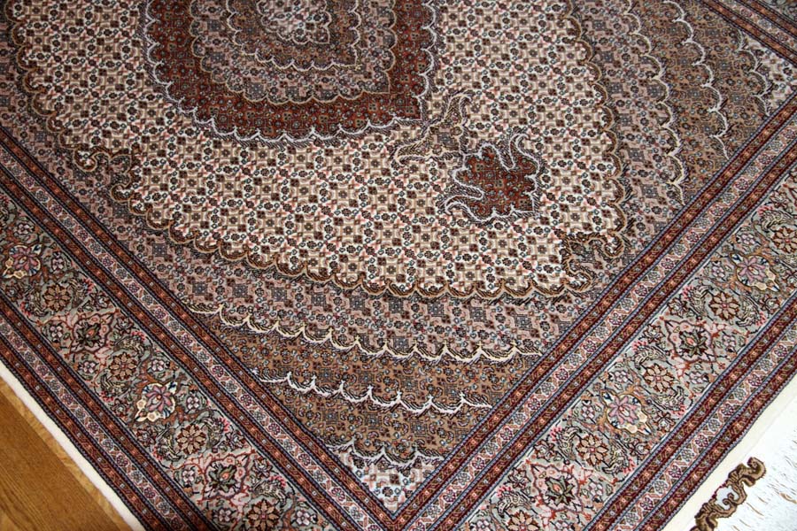 イラン輸入高級手織りペルシャタブリーズマヒ57056、KAMALOLMOLK工房、サイズ：208x154ｃｍ（フサ含まず）