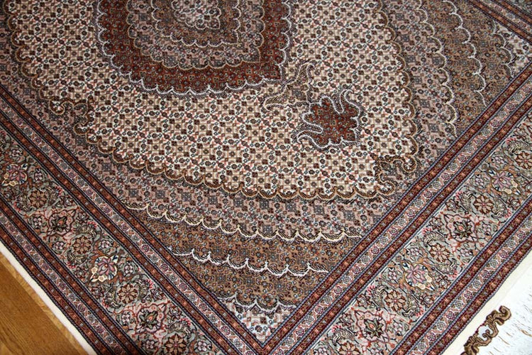 イラン輸入高級手織りペルシャタブリーズマヒ57056、KAMALOLMOLK工房、サイズ：208x154ｃｍ（フサ含まず）