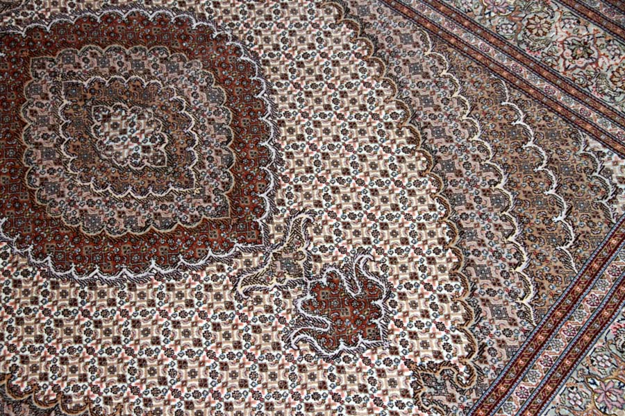 イラン輸入高級手織りペルシャタブリーズマヒ57056、KAMALOLMOLK工房、サイズ：208x154ｃｍ（フサ含まず）
