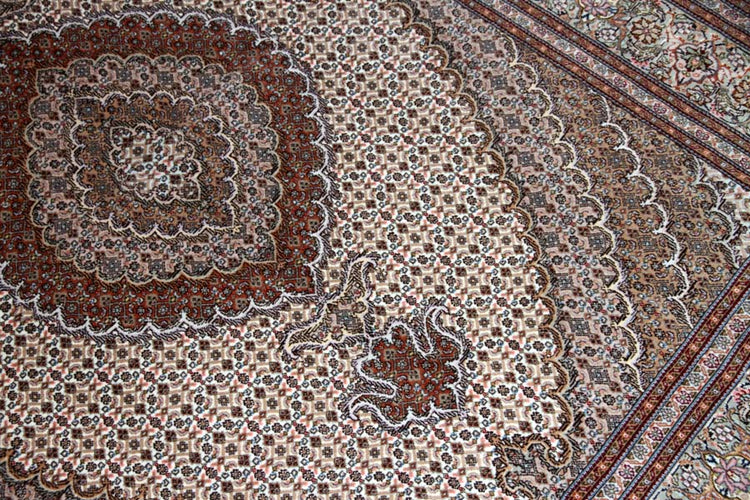 イラン輸入高級手織りペルシャタブリーズマヒ57056、KAMALOLMOLK工房、サイズ：208x154ｃｍ（フサ含まず）