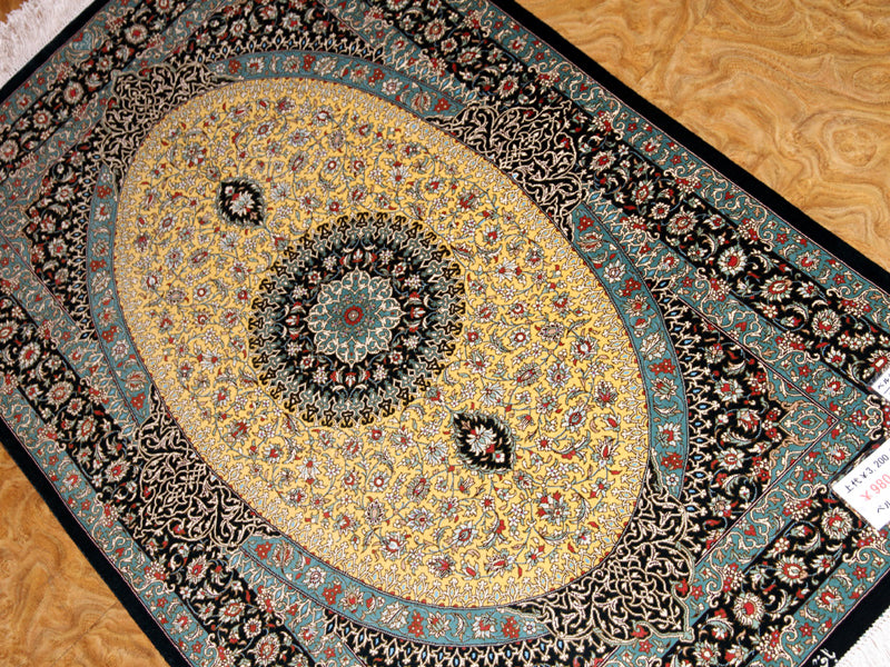 最高級手織りシルクのペルシャ絨毯イラン直輸入48044、サイズ：120x77ｃｍ、