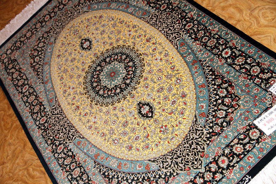 最高級手織りシルクのペルシャ絨毯イラン直輸入48044、サイズ：120x77ｃｍ、