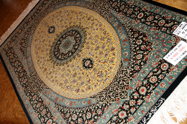 最高級手織りシルクのペルシャ絨毯イラン直輸入48044、サイズ：120x77ｃｍ、