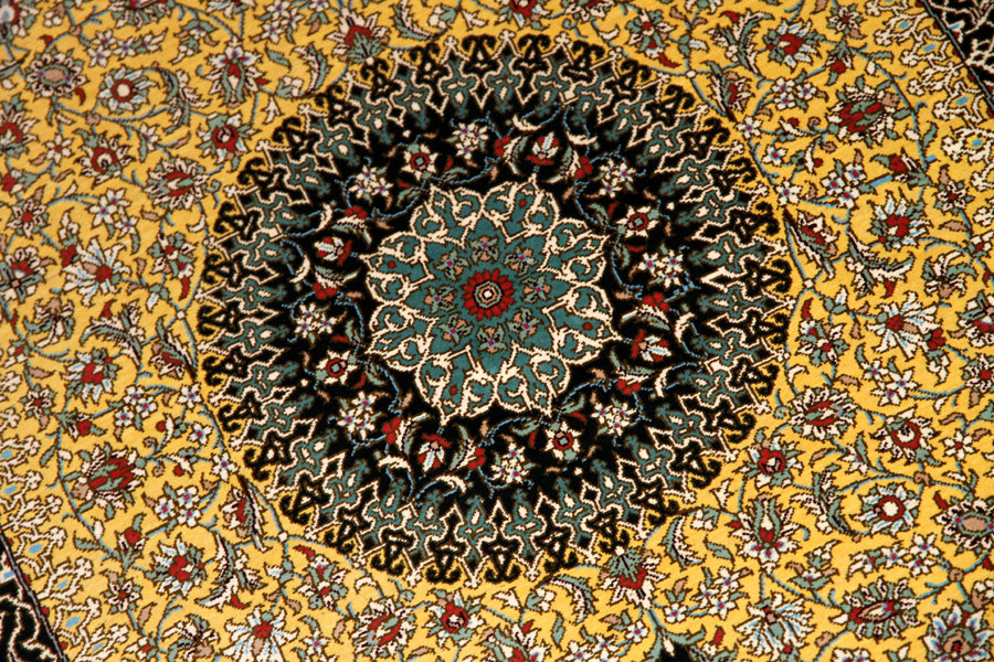 最高級手織りシルクのペルシャ絨毯イラン直輸入48044、サイズ：120x77ｃｍ、