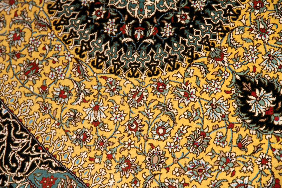 最高級手織りシルクのペルシャ絨毯イラン直輸入48044、サイズ：120x77ｃｍ、
